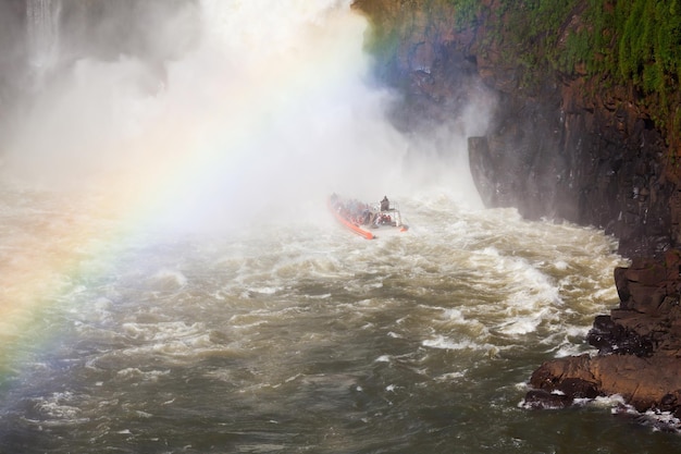 Лодка у водопадов Игуасу (Cataratas del Iguazu), водопадов реки Игуасу на границе Аргентины и Бразилии.