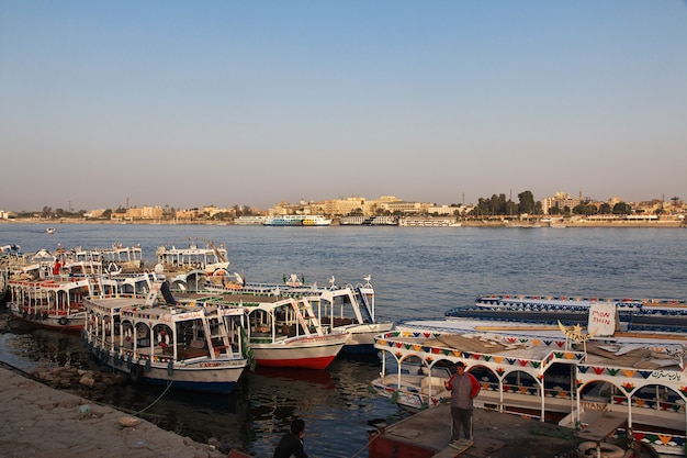 Barca sul fiume nilo nella città di luxor, egitto