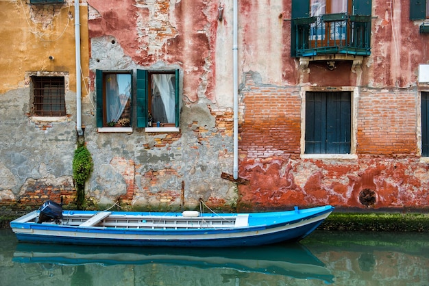 Foto barca in un vecchio edificio sul canale