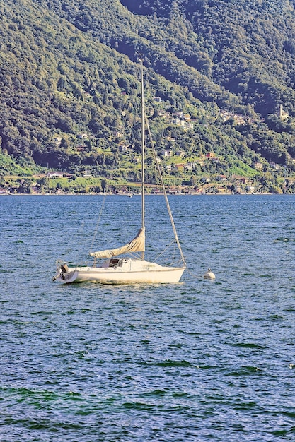 Photo boat at the pier of the luxurious resort in ascona on lake maggiore in ticino canton in switzerland.