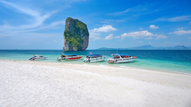 Photo boat on poda island