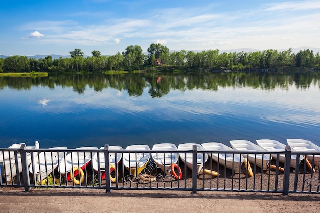 Noleggio barche presso il parco dell'argine del fiume yenisei a krasnoyarsk, russia