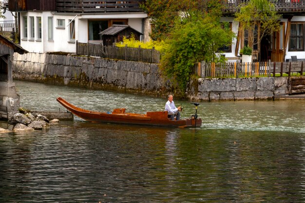 ハルシュタットの川の美しい風景のボート