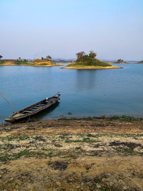 Rangamati 방글라데시의 강에서 보트