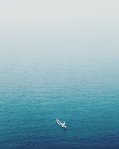 사진 바다 에서 항해 하는 배