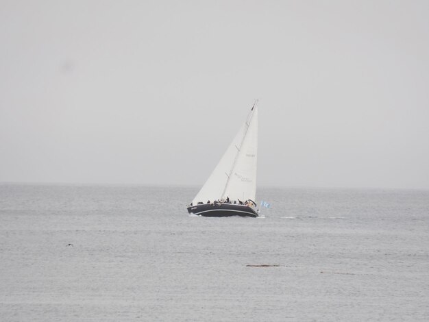 写真 海を航海するボート