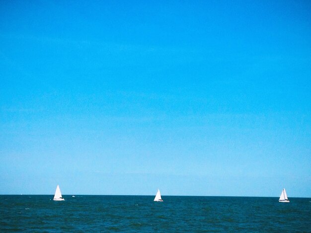 写真 海で航海するボート