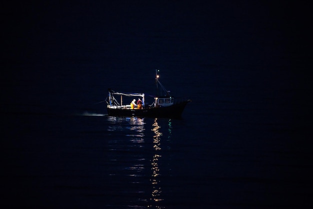 写真 海を航海するボート