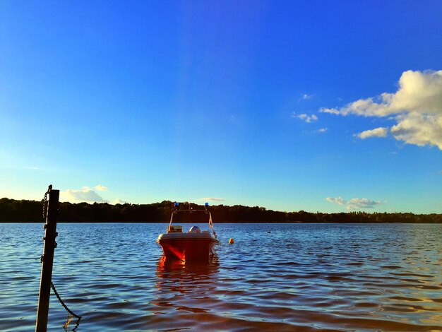 Foto barca che naviga nel lago contro il cielo