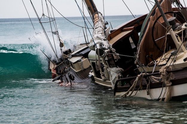 Фото Лодка плывет по морю напротив неба