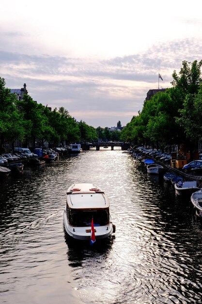 Photo boat sailing on river against sky