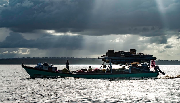 Photo boat sailing in river against sky