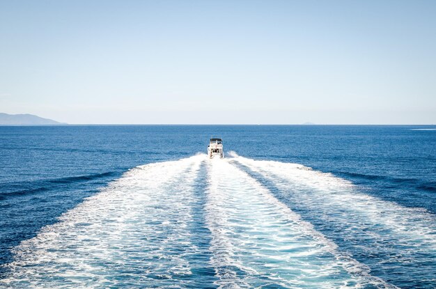 Photo boat sailing on sea against clear sky