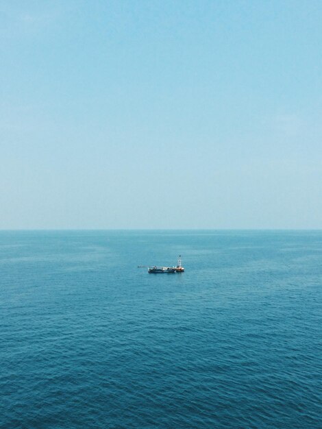 Photo boat sailing in sea against clear sky