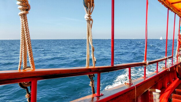 Foto una barca che naviga in mare contro il cielo in una giornata di sole