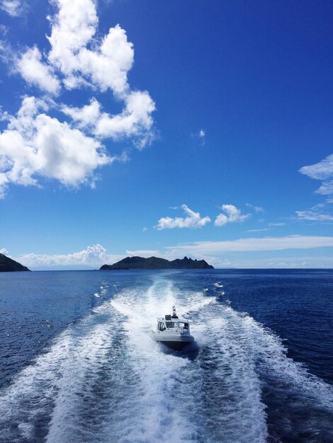 Photo boat sailing in sea against sky