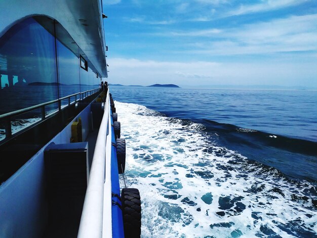 Foto una barca che naviga sul mare contro il cielo