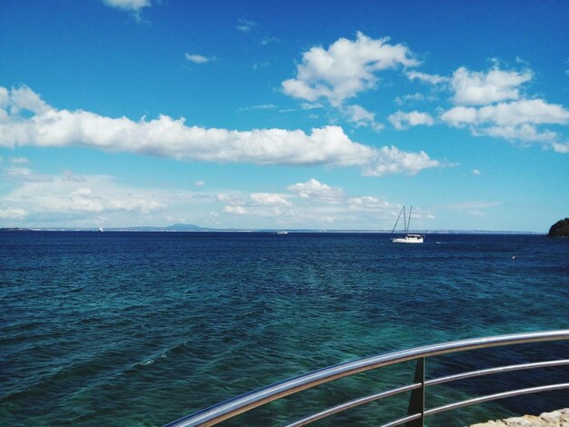 Photo boat sailing in sea against sky