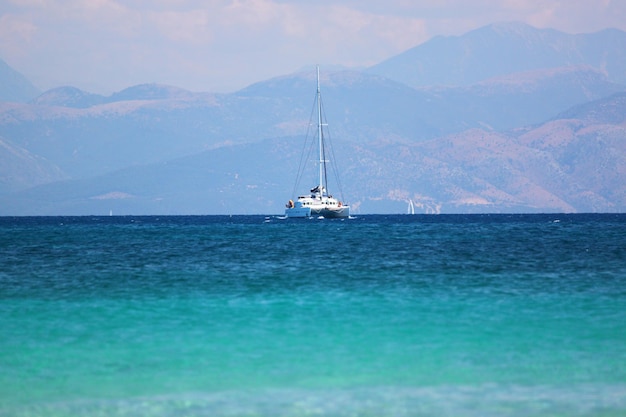 Photo boat sailing in sea