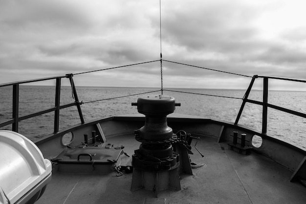 Photo boat at sea against cloudy sky