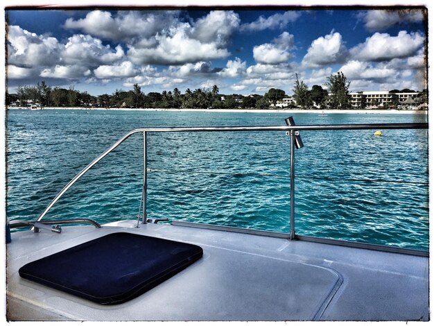 Photo boat in sea against cloudy sky