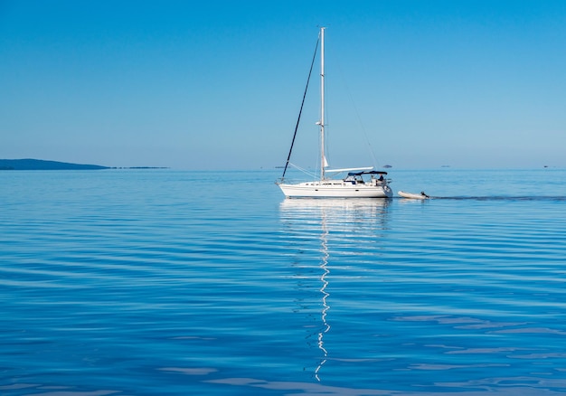 Photo boat in sea against sky