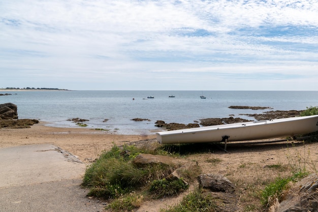 Noirmoutier en Ã®le France의 바다 해안 대서양 해변에서 보트