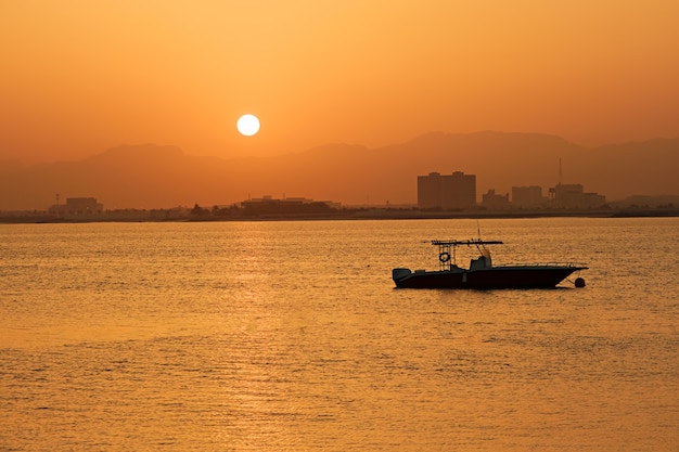 夜明けの海でのボート、美しい風景、夏