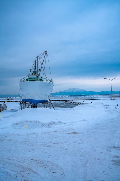 Лодка на море снег