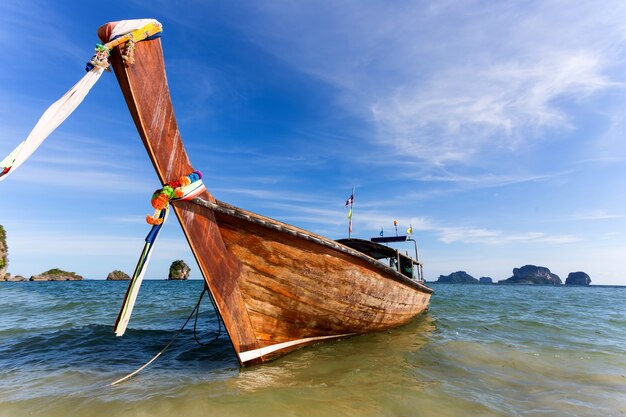 タイの海でボート。