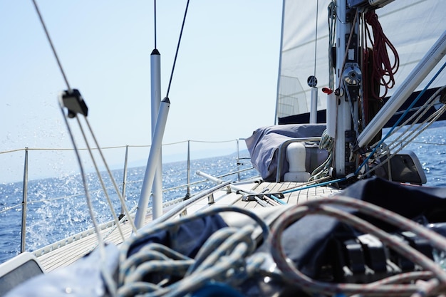 Лодка на море