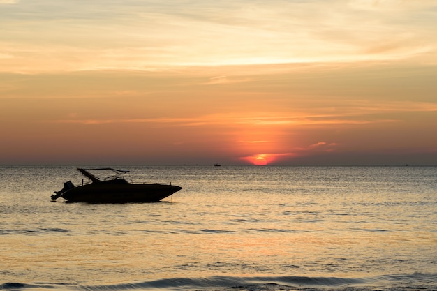 夕日と海のボートの影