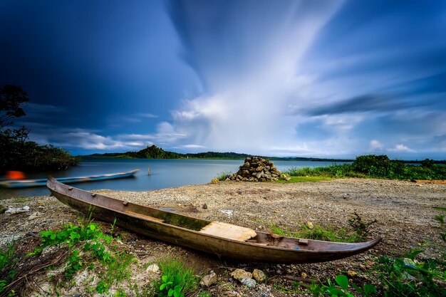 Photo a boat on the shore of the lake