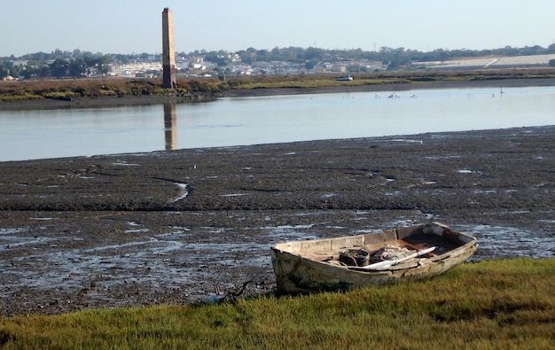 Photo boat stranded on the shore