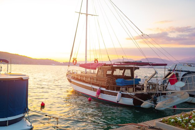 トルコの海に浮かぶ夕日のボート