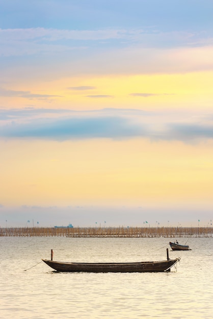 Foto barca al tramonto