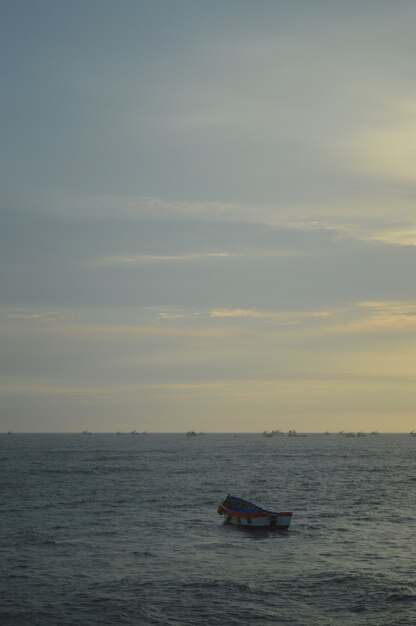 Foto barca nel tramonto