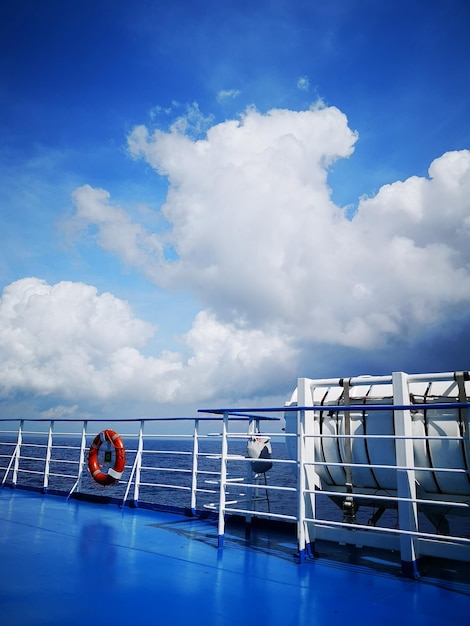 Photo boat in swimming pool against sky