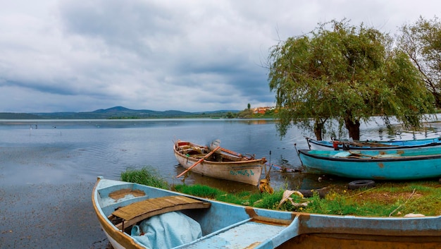 Photo a boat that is sitting in the water