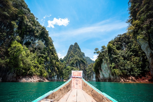 写真 タイの大きな峡谷や島々を旅するボート