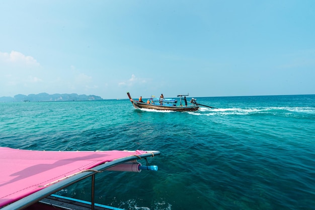 海と島でのボートトリップロングテールボートでの旅行