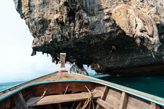 海と島でのボートトリップロングテールボートでの旅行