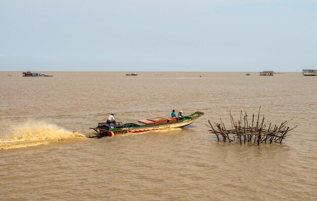 보트는 Tonle Sap 호수 Siem Reap 2017년 4월로 옮겨졌습니다.