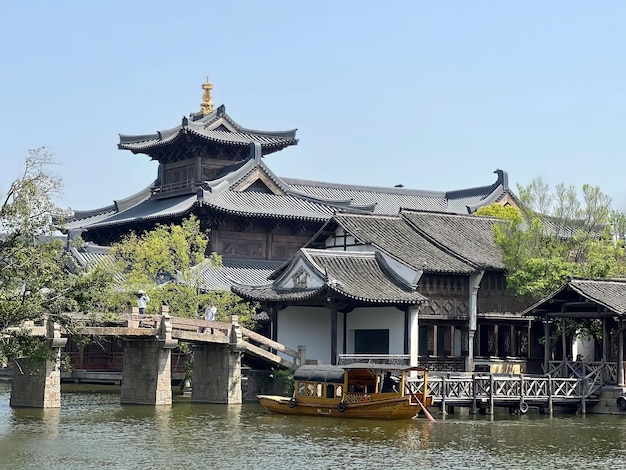 Photo a boat in the water with a building in the background