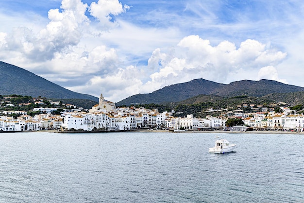 Photo a boat in the water with a mountain view