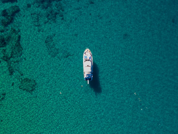 Лодка в воде со словом "море" на ней