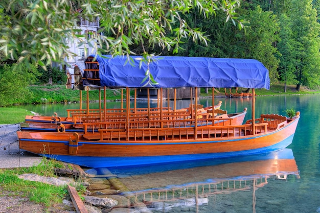 Photo a boat with a blue tarp on the front and a blue tarp on the front