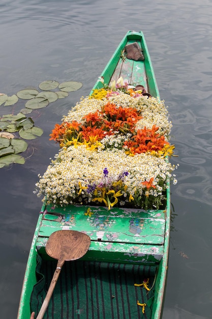 インドのスリナガルのダル湖で花を乗せたボート