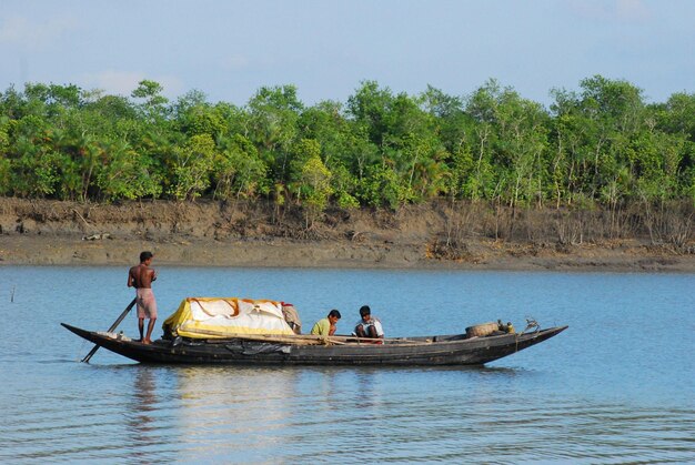 Photo a boat with a man on it and a man on the back.