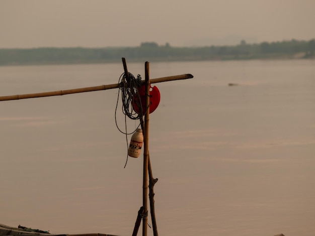 Photo a boat with a red buoy hanging from it